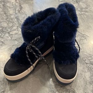 Cougar winter boots size, US 7 Navy blue. Excellent condition.